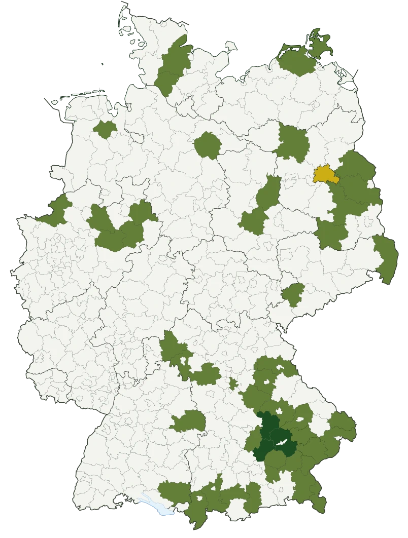 Eine Deutschlandkarte mit hervorgehobenen Regionen, in denen OneSolar bereits Parks gebaut hat oder aktuell entwickelt